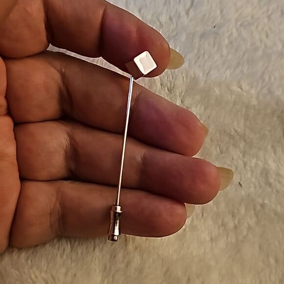 Vintage 925 silver pin with square tip and has the closure at the bottom - Picture 5 of 5